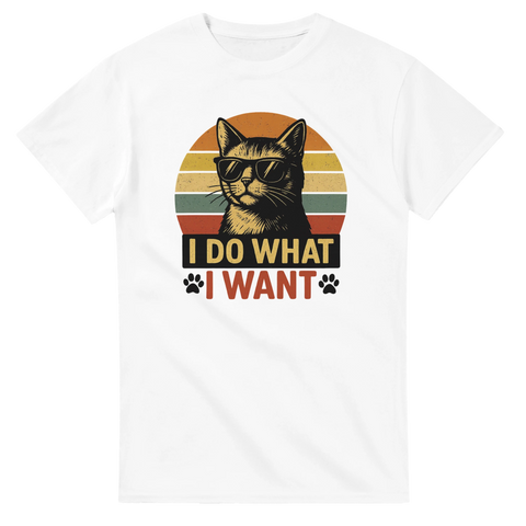 Vit t-shirt med katt i solglasögon framför retro solnedgång och texten I Do What I Want