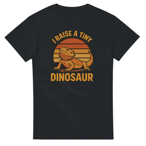 Svart t-shirt med retro solnedgång och bearded dragon samt texten “I Raise a Tiny Dinosaur” – rolig reptiltröja.