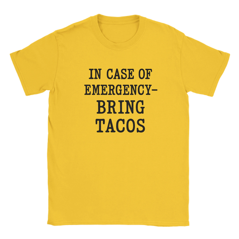 Gul t-shirt med svart text “In Case of Emergency - Bring Tacos” – för alla som vet att tacos är lösningen på alla problem