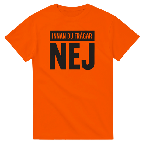Orange t-shirt med svart text “Innan du frågar – NEJ”