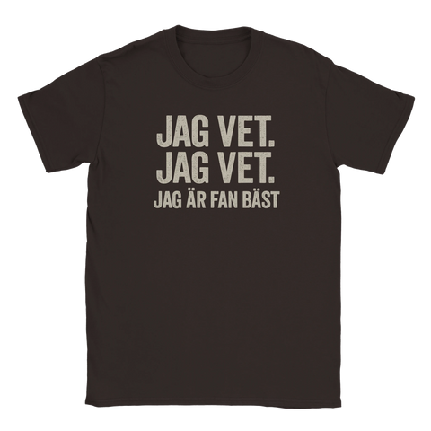 Snygg t-shirt med texten “Jag vet. Jag vet. Jag är fan bäst”