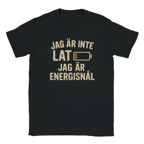 Svart t-shirt med beige text “Jag är inte lat, jag är energisnål” och en ikon av ett nästan tomt batteri – en humoristisk tröja för trötta själar.