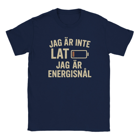 Blå t-shirt med texten “Jag är inte lat, jag är energisnål” och batteri-ikon