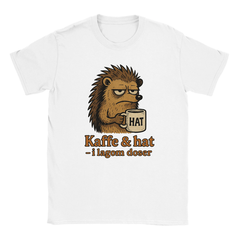 T-shirt med sur igelkott som håller en mugg med texten "HAT" och budskapet "Kaffe & hat – i lagom doser"