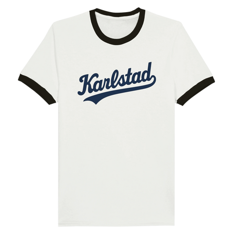 Vit ringer t-shirt med svarta kanter och blå text “Karlstad” i skrivstil, retro sportdesign