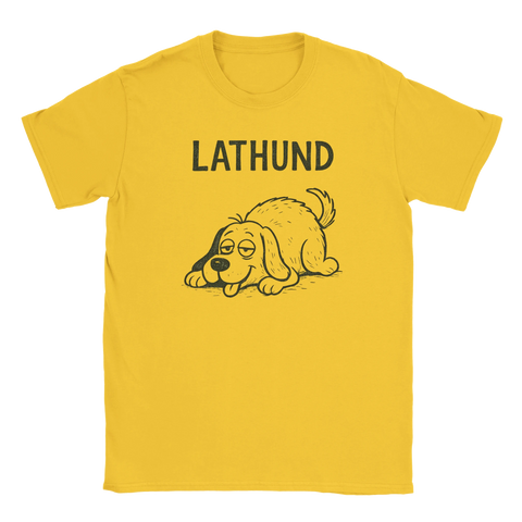 Gul t-shirt med en tecknad trött hund som ligger ner, ovanför står texten “Lathund” i svart, humoristisk design