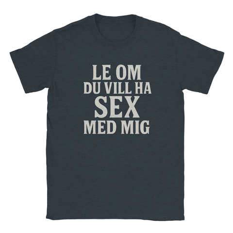 T-shirt i mörk färg med vit text: “Le om du vill ha sex med mig” – en provokativ och humoristisk flirttröja
