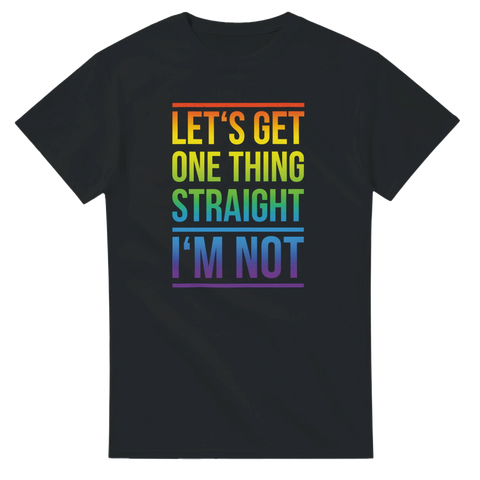 Svart t-shirt med regnbågsfärgad text “Let’s Get One Thing Straight – I’m Not” – pride och LGBTQ+ statementtröja.