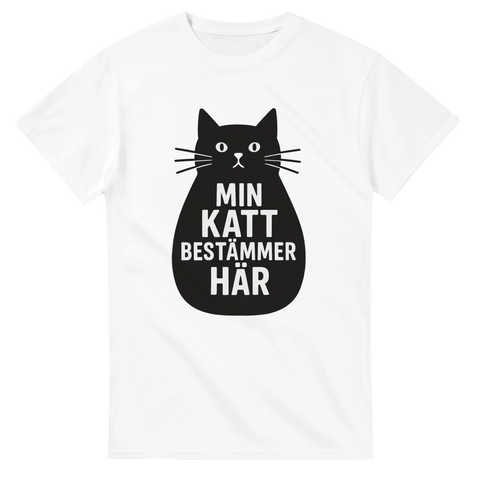 Vit T-shirt med svart katt-silhuett och texten "Min katt bestämmer här" – rolig present till kattägare
