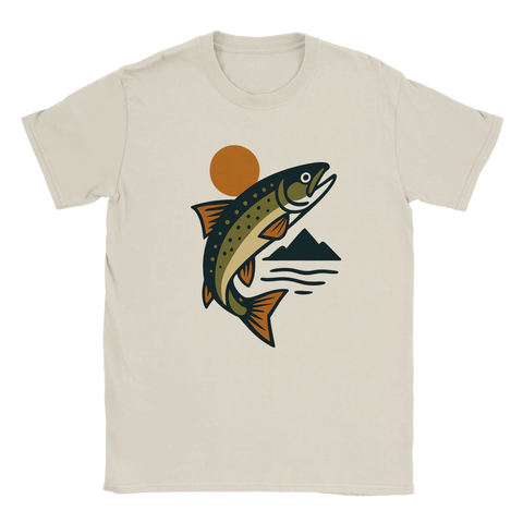 T-shirt med grafisk öring som hoppar framför sol och berg i retrostil för sportfiske och outdoor.