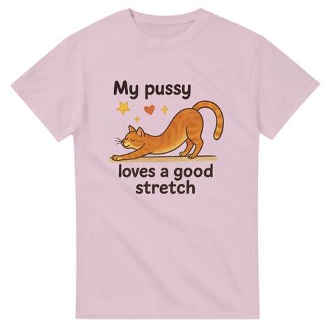 Ljusrosa t-shirt med tecknad katt som sträcker sig och texten "My pussy loves a good stretch"