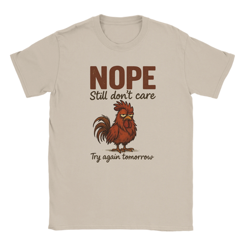 Beige T-shirt Original med texten "Nope. Still don’t care. Try again tomorrow" och en tecknad butter tupp – rolig present