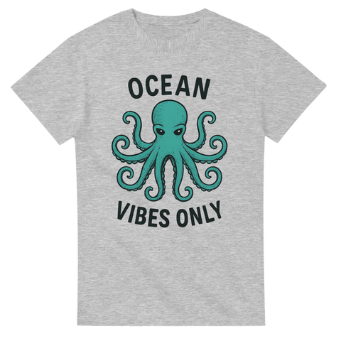 Grå t-shirt med turkos tecknad bläckfisk och texten "Ocean Vibes Only"