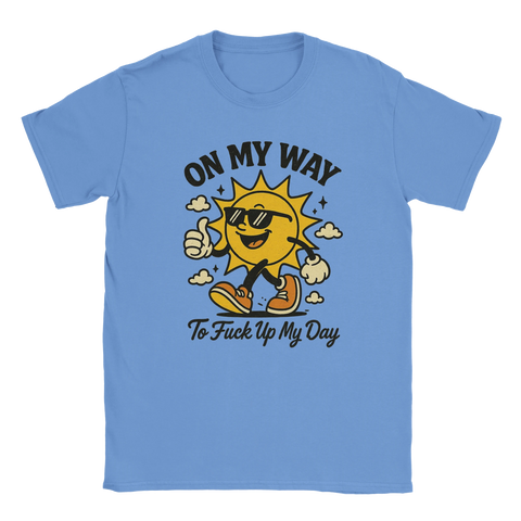 Blå t-shirt med tecknad sol och texten "On my way to f*ck up my day"