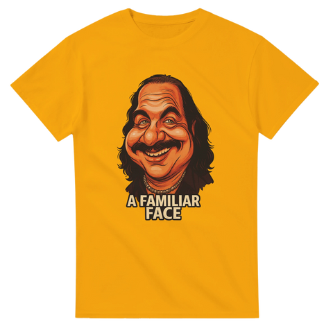 Orange t-shirt med tecknat ansikte och texten “A Familiar Face”