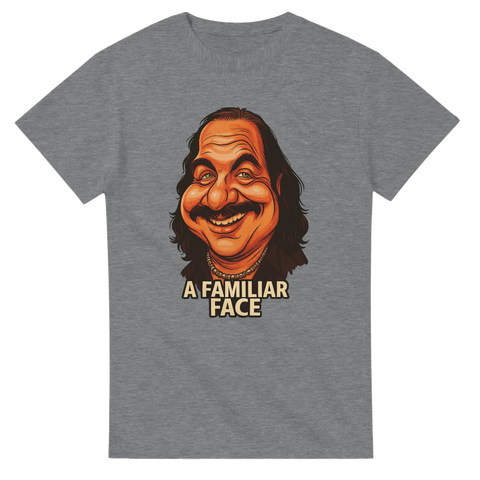 Grå t-shirt med tecknat ansikte och texten “A Familiar Face”