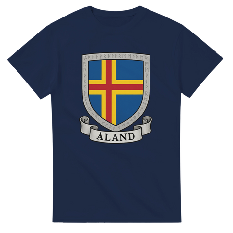 Marinblå t-shirt med Ålands vapensköld – nordisk flagga med rött kors och gul ram
