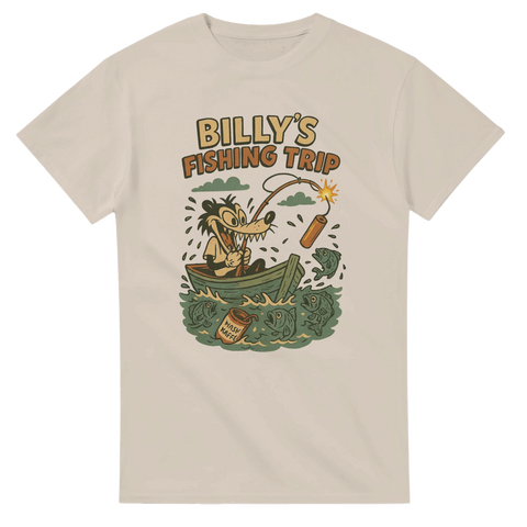 Beige t-shirt med tecknad figur (Billy Badger) som fiskar med dynamit från båt, texten "Billy’s Fishing Trip"