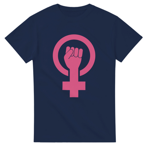 Marinblå t-shirt med rosa feministisk symbol och knuten näve