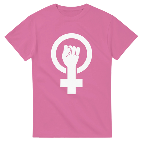 Rosa t-shirt med stor vit feministisk symbol – knuten näve i cirkel med kors