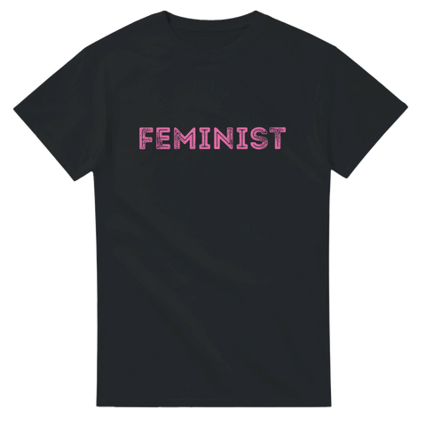 Svart t-shirt med rosa text: "FEMINIST" i handritad stil