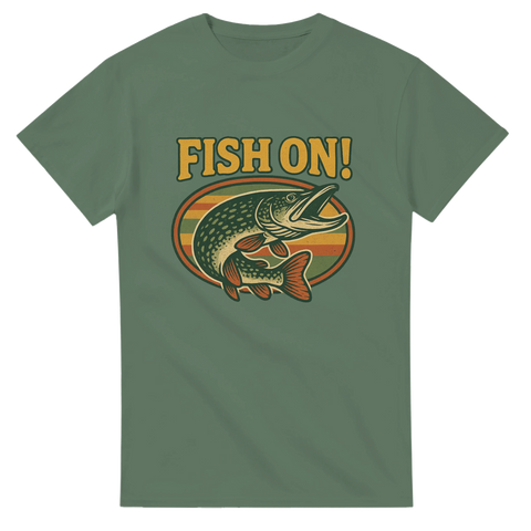 Grön t-shirt med gädda i retro badge-design och texten "Fish On!" i gul vintage-typografi