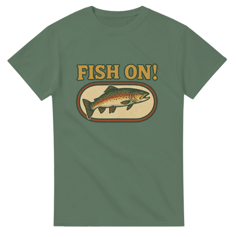 Grön t-shirt med regnbågsöring i retro badge-stil och texten "Fish On!" ovanför