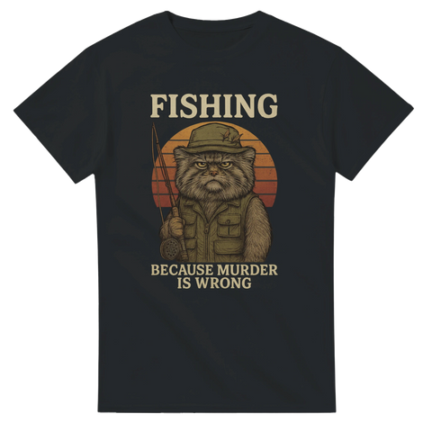 Svart t-shirt med tecknad katt i fiskekläder och texten “Fishing – Because Murder is Wrong”