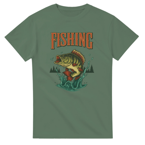 Grön t-shirt med färgglad illustration av fisk som hoppar upp ur vattnet, skog i bakgrunden och stor text "Fishing"