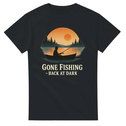 Svart t-shirt med silhuett av fiskare i båt mot solnedgång, text "Gone Fishing – Back at Dark"