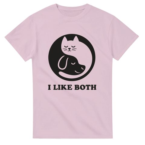 Ljusrosa t-shirt med katt och hund i yin-yang-symbol och texten "I Like Both"