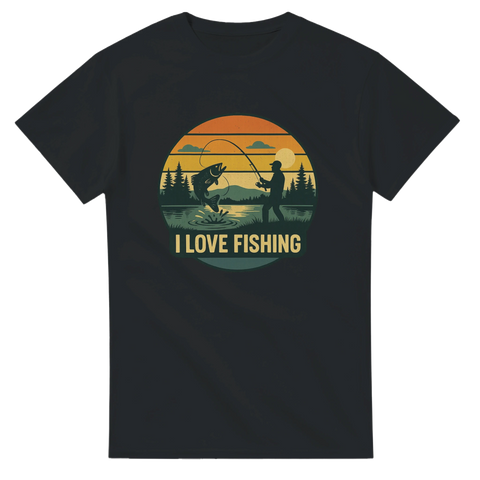 Svart t-shirt med silhuett av fiskare som drillar en stor fisk i solnedgång, med texten "I Love Fishing"