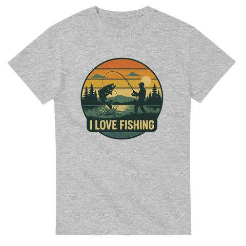 Ljusgrå t-shirt med silhuett av fiskare som drillar en stor fisk i solnedgång, med texten "I Love Fishing"