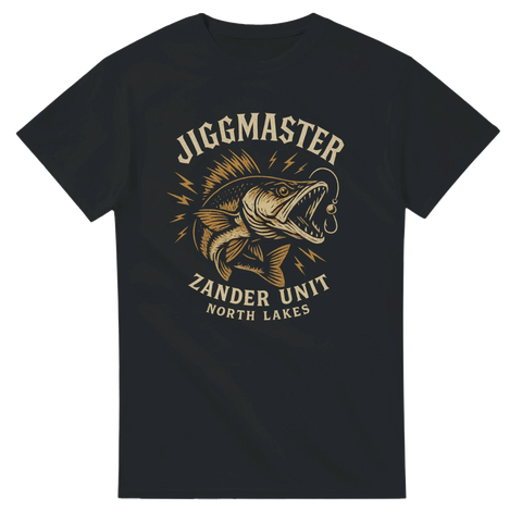 Svart t-shirt med kraftfull illustration av en gös som hugger på jigg, text "Jiggmaster – Zander Unit – North Lakes"