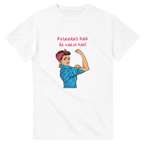Vit t-shirt med pop art-kvinna och texten "Kvinnans dag är varje dag!"