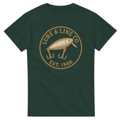 Mörkgrön t-shirt med vintagebadge i guld med fiskedrag och texten "Lure & Line Co. – Est. 1986"