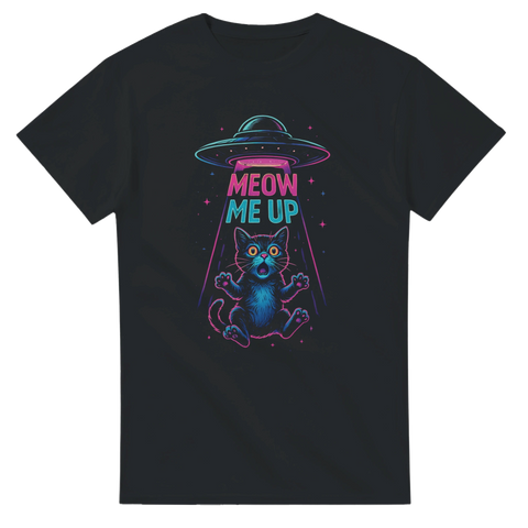Svart t-shirt med neonfärgad tecknad katt som strålas upp av ett UFO, med texten "Meow Me Up"