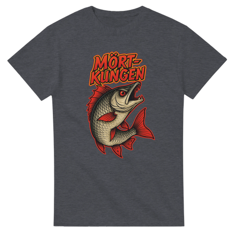 Mörkgrå t-shirt med färgstark illustration av en mört i rött och guld, texten "Mörtkungen" i eldiga bokstäver