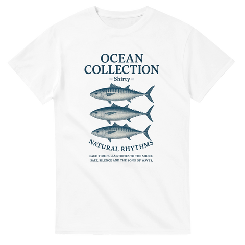 Vit t-shirt med tre stiliserade makrillar, text "Ocean Collection – Natural Rhythms" i marin typografi