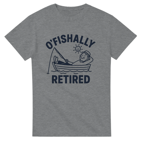 Grå t-shirt med tecknad figur som fiskar från båt, texten "O’fishally Retired" i lekfull stil
