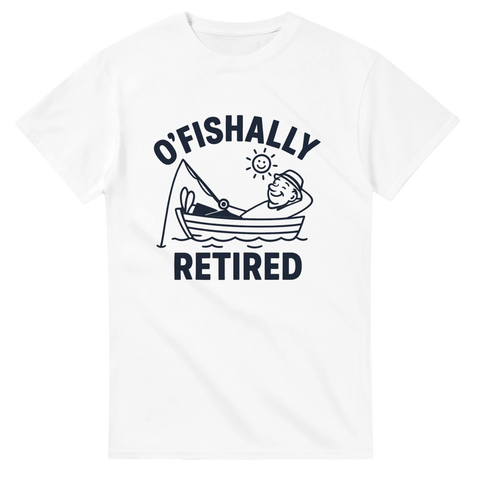 Vit t-shirt med tecknad figur som fiskar från båt, texten "O’fishally Retired" i lekfull stil