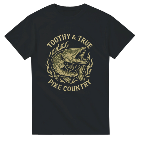 Svart t-shirt med ilsket gäddmotiv omgiven av eldflammor, text "Toothy & True – Pike Country"