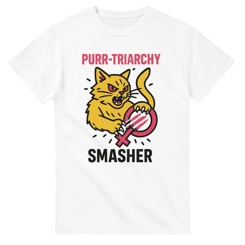 Vit t-shirt med arg gul katt som slår sönder en feminism-symbol med texten "Purr-triarchy Smasher"