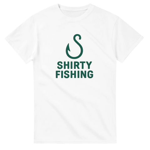 Vit t-shirt med grön fiskekrok formad som ett "S" och texten "Shirty Fishing" i bold stil