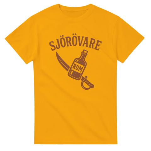 Gul t-shirt med texten "Sjörövare", samt bild på romflaska, sabel och värja