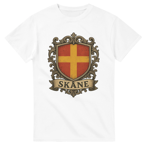 Vit t-shirt med Skånes vapensköld i rött och gult med dekorativ ram.