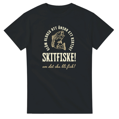Svart t-shirt med texten "Skitfiske! – om det ska bli fisk" och illustration av en fiskare med krok