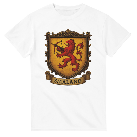 Vit t-shirt med gyllene vapensköld och röd lejonfigur med armborst, texten "SMALAND"