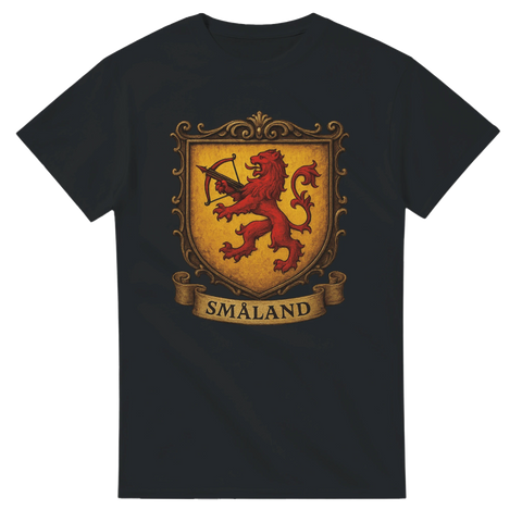 Svart t-shirt med gyllene vapensköld och röd lejonfigur med armborst, texten "SMALAND"