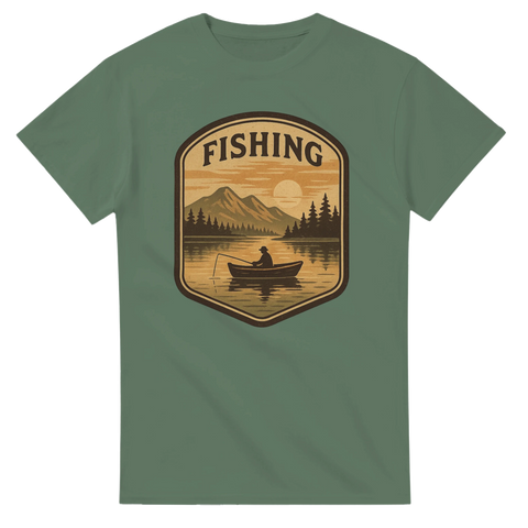 Grön t-shirt med badge-motiv av en ensam fiskare i roddbåt på stilla sjö med berg i bakgrunden och texten "Fishing"